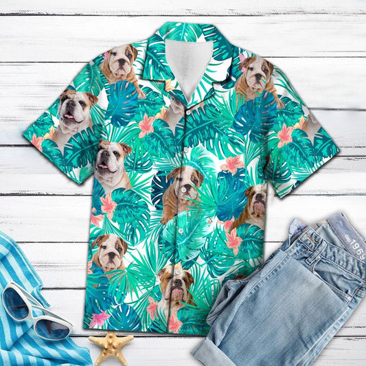 Bulldog I measc Duilleoga Tropical Agus Bláthanna Léine Haváís, Haváís Don Bronntanas