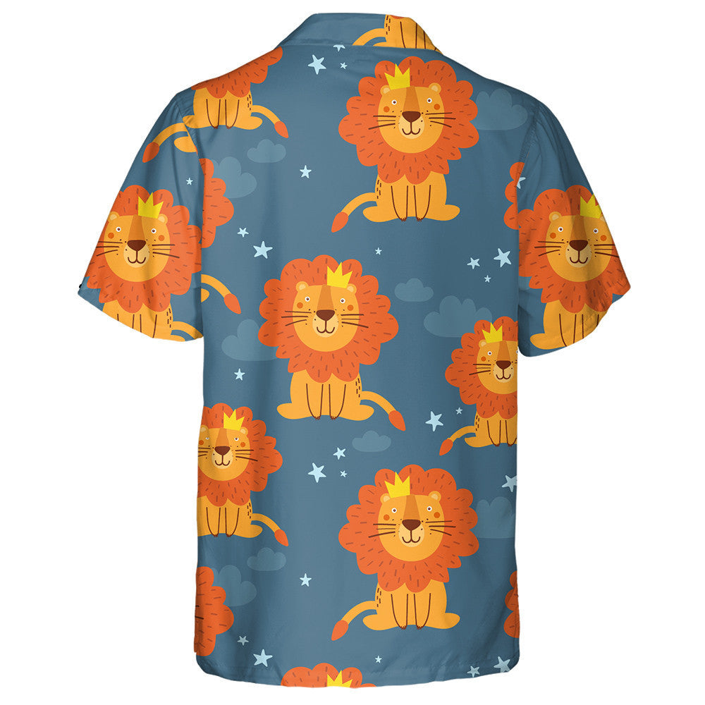 Ina shuí leon gleoite agus an choróin ar chúlra gorm dorcha Léine haváí, bronntanas Léine haváíais, bronntanas Nollag