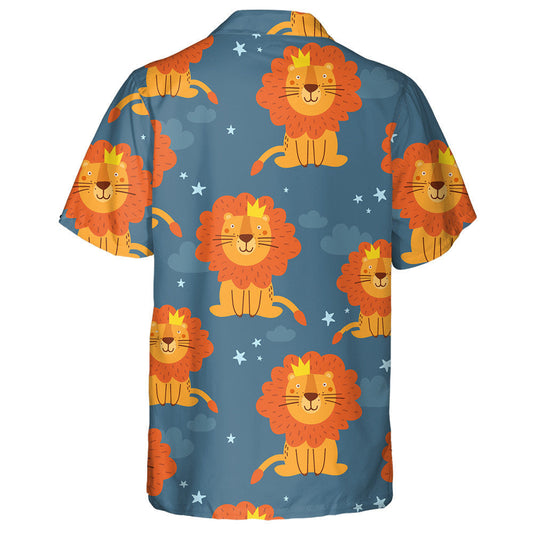 Ina shuí leon gleoite agus an choróin ar chúlra gorm dorcha Léine haváí, bronntanas Léine haváíais, bronntanas Nollag