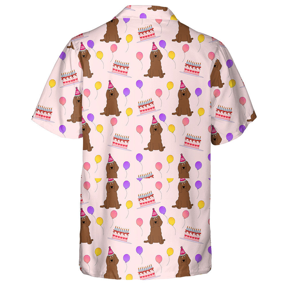 Madraí Spaniel Agus Cácaí Breithlá i gCúlra an Chartúin Léine haváí, Bronntanas Léine Haváíais, Bronntanas Nollag