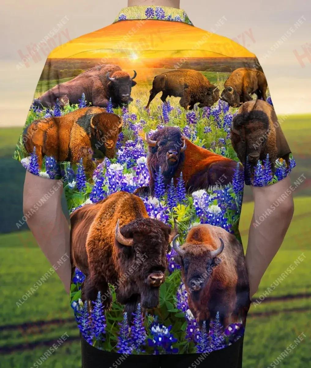 Tréada Bison i bPáirc Bluebonnet Léine Gearr Muinchille Unisex Léinte T Haváise Samhraidh Oirbheartaíochta Léinte Haváise Léinte Greannmhar haváíais, Bronntanas Léine haváíais, Bronntanas Nollag