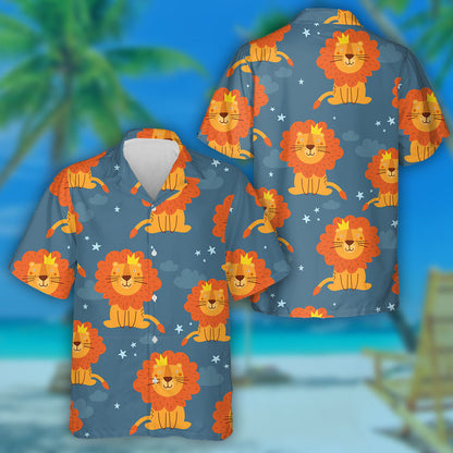 Ina shuí leon gleoite agus an choróin ar chúlra gorm dorcha Léine haváí, bronntanas Léine haváíais, bronntanas Nollag