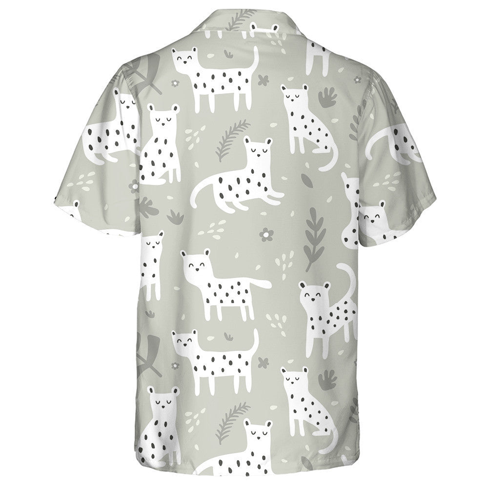 Liopard Fiáin na hAfraice ar Chúlra Liath Agus Duilleoga Tropacha Léine Haváís, Bronntanas Léine Haváís, Bronntanas Nollag