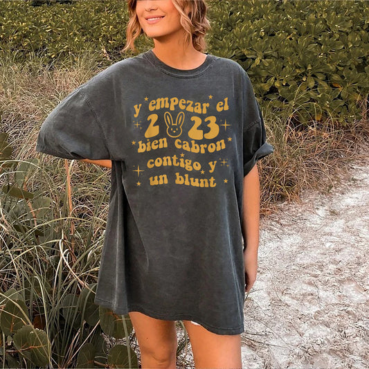 Empezar el 2023 Bunny Spanish New Years Eve 2023 Party T-Shirt