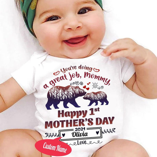 Tá Jab iontach á dhéanamh agat Mamaí Béar sásta Lá na Máthar ar dtús Ainm Saincheaptha Mam agus Iníon Leanbh Onesie, Lá na Máthar 1ú 2021 Bodysuit