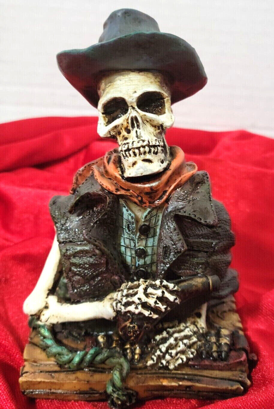 Hallween Decor 2 Skulls Day of Dead Bride Groom Figurines 5"